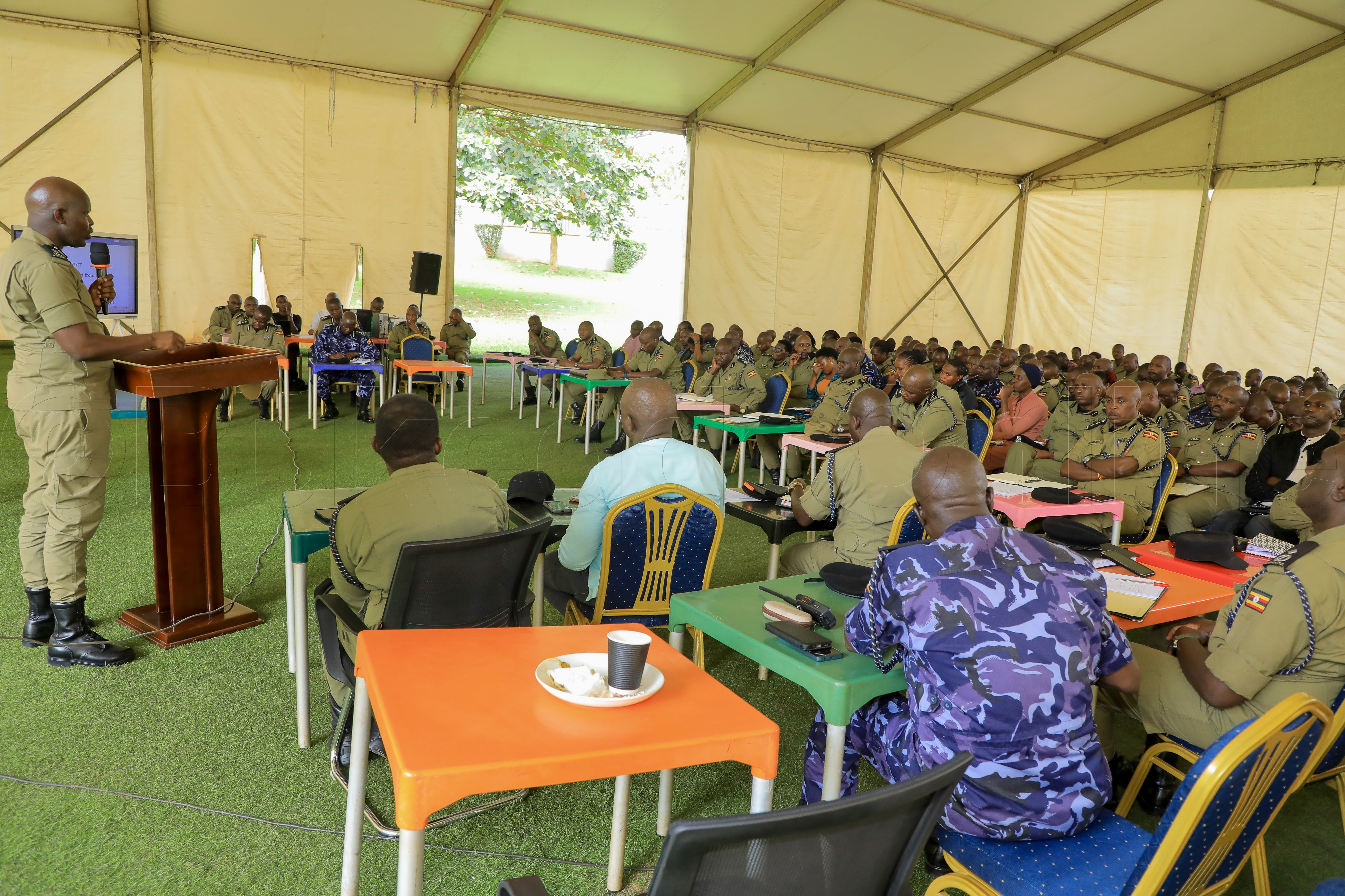 Abaserikale nga bafuna ebiragiro.