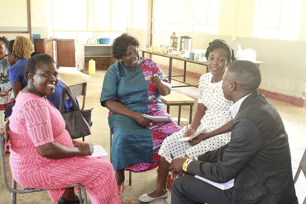 Teachers formed groups to discuss matters. (Courtesy)