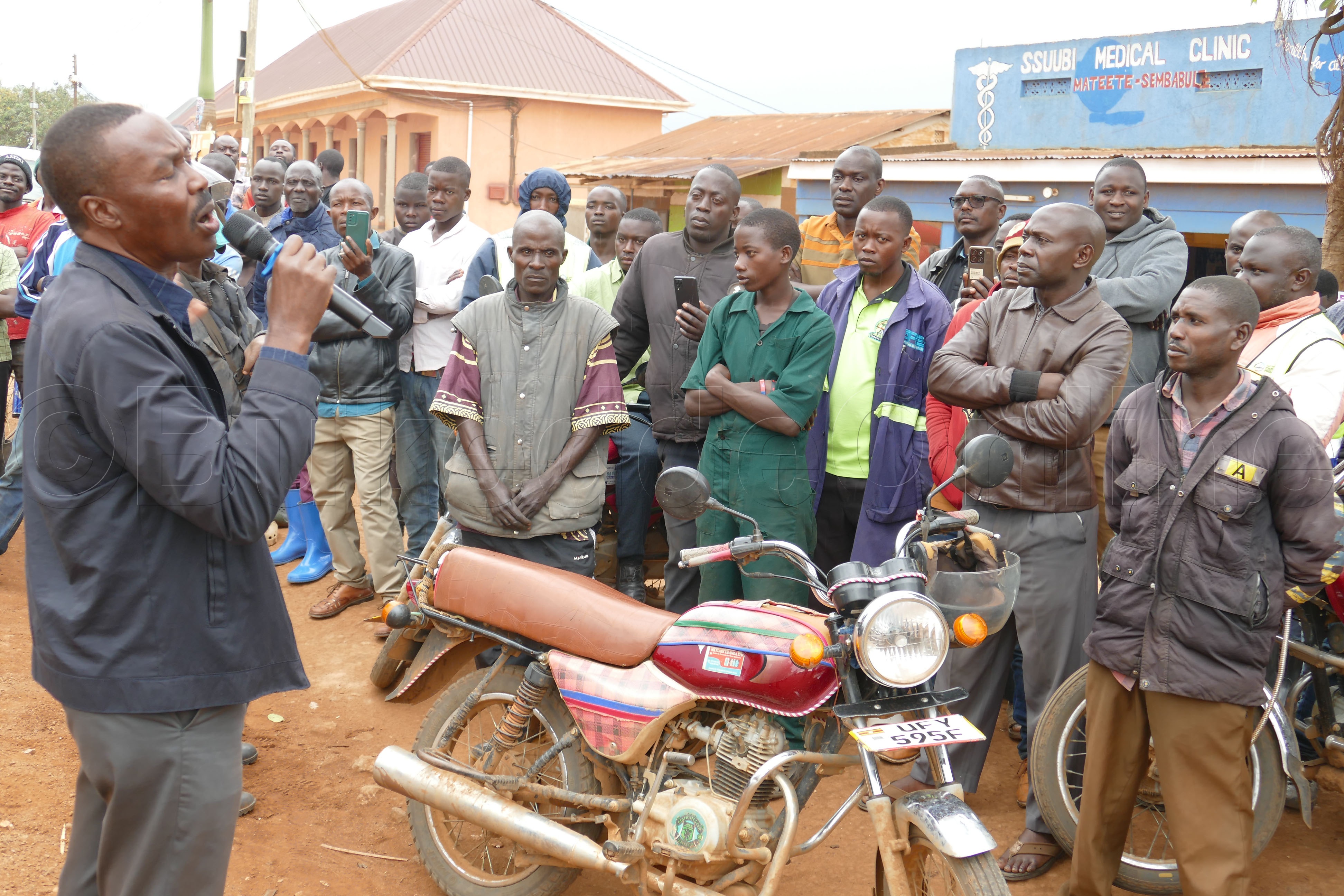 Muntu ng'ayogerako eri ababbooda bwe yabadde e Ssembabule eggulo.