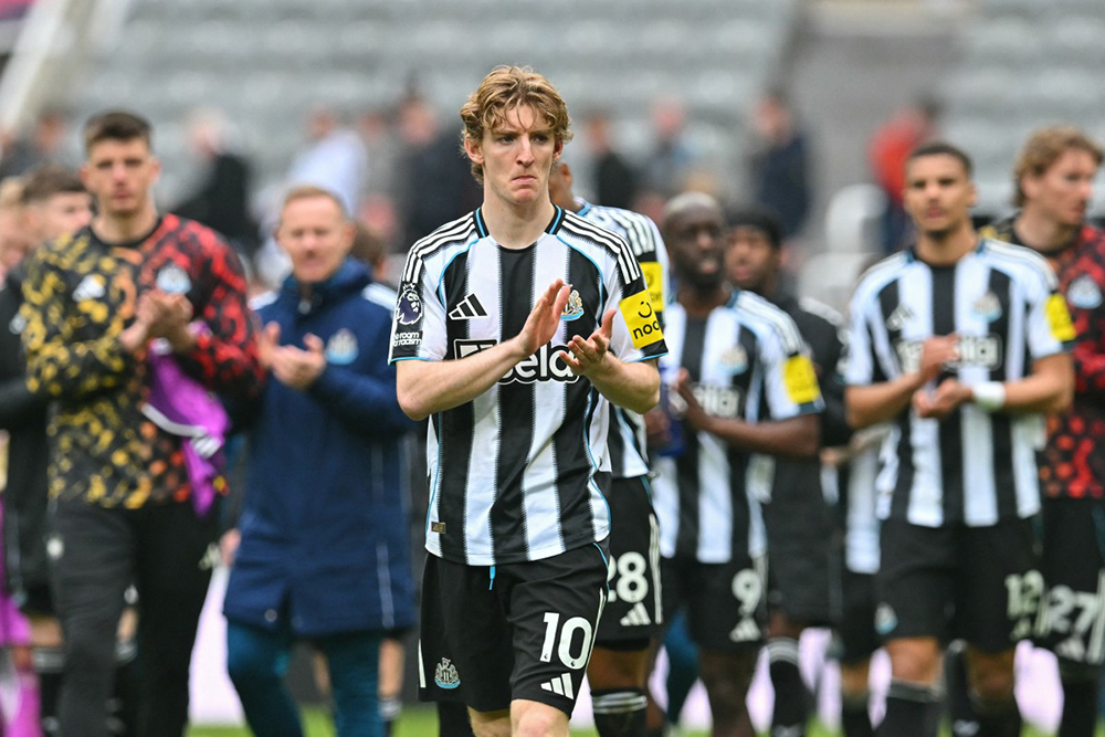 Sunderland's Moroccan midfielder #07 Chemsdine Talbi (2nd L) scores his team's first goal during the English Premier League football match between Newcastle United and Sunderland at St James' Park in Newcastle-upon-Tyne, north east England on March 22, 2026. 