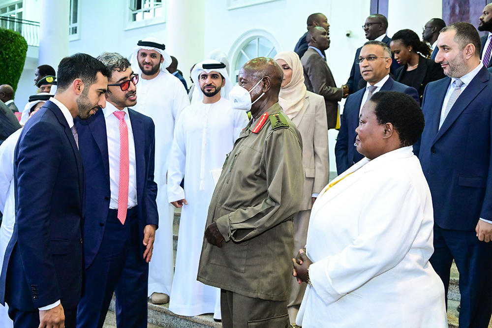 President Museveni chats with Deputy Prime Minister and Minister of Foreign Affairs of of United Arab Emirates, H.H Sheikh Abdullah Bin Zayed AlNahyan (2nd L in glasses), as his delegation looks on. (R) is PM Robinah Nabbanja. (PPU)