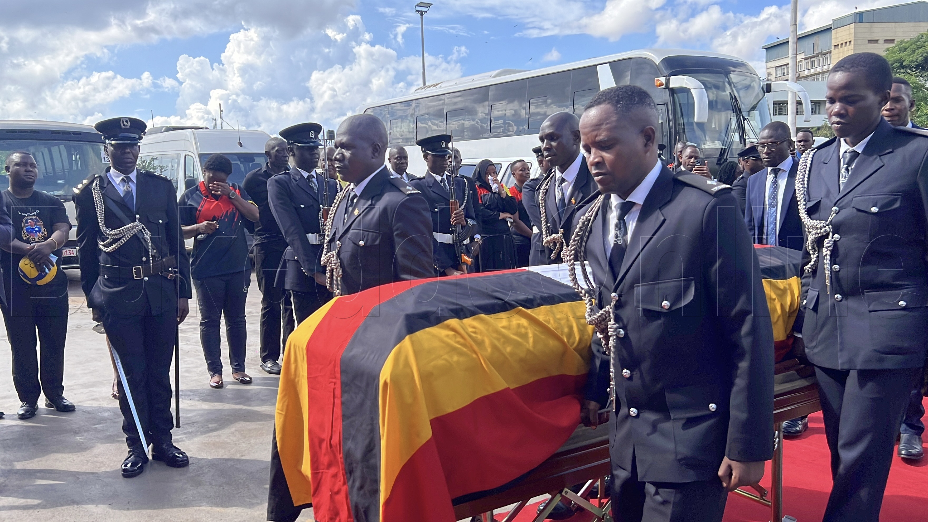 Omubiri gw'omugenzi Helen nga gutuusibwa ku Palamenti