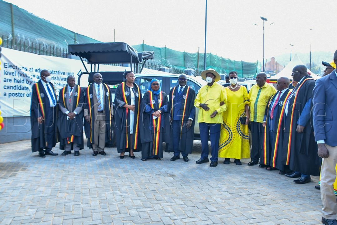 Pulezidenti Museveni ng'ali ne team y'abakulira akakiiko k'ebyokulonda