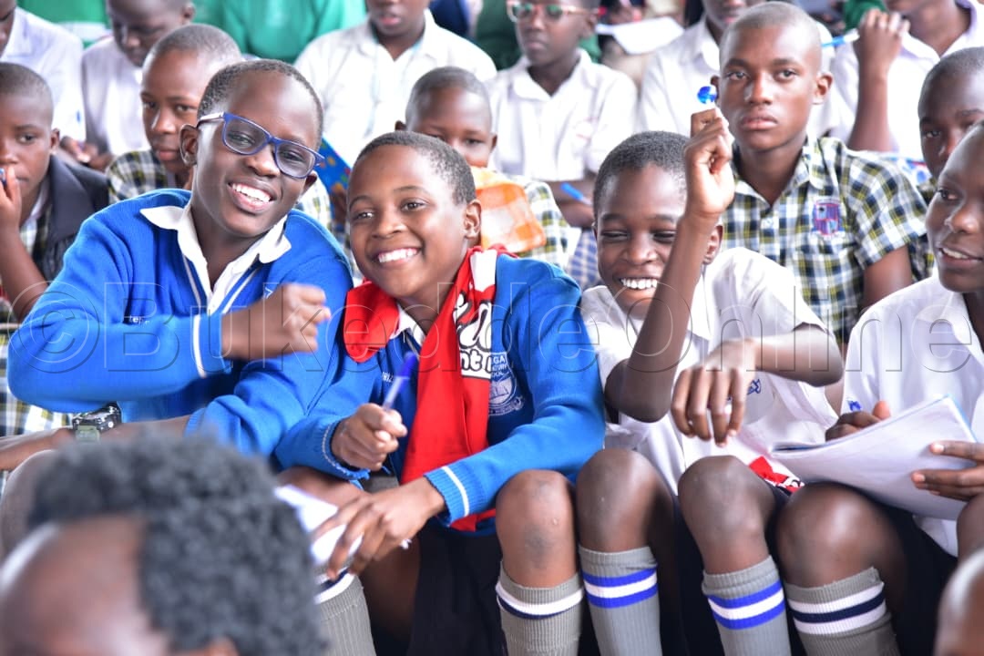 Essanyu nga litta abayizi ba Busega Preparatory school olwa munnaabwe okwanukula ekibuuzo 