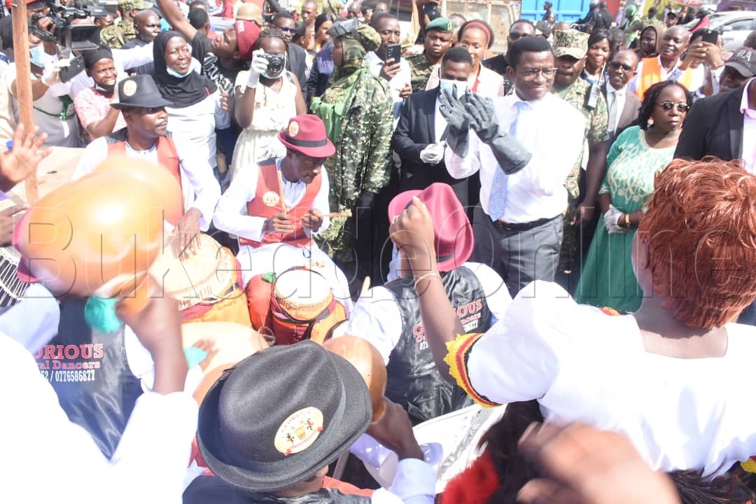Katikkiro Mayiga mu katale k'e Mengo