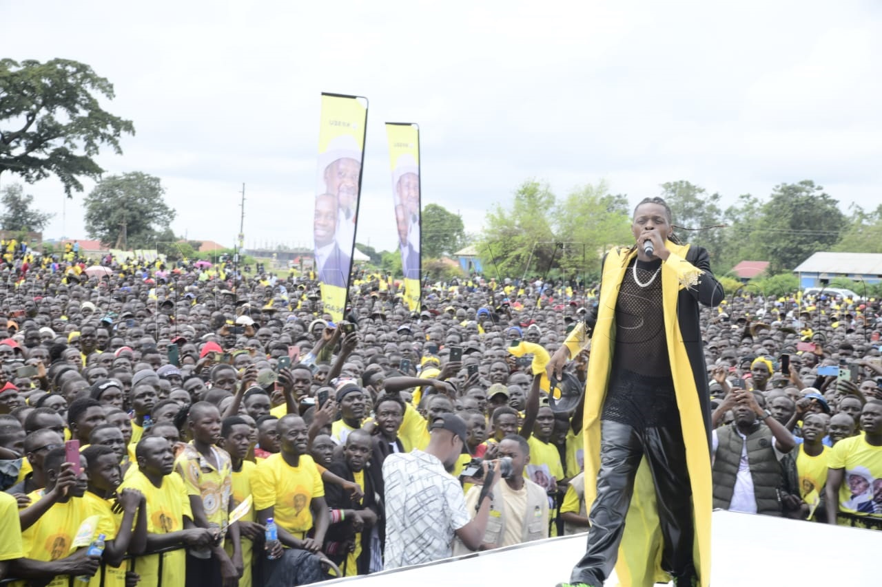 Jose Chameleon entertaining NRM supporters at the campaign rally.