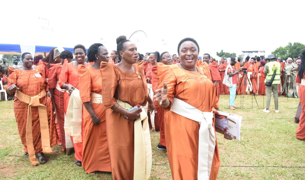 Florence Nassanga, omumyuka wa Ssentebe w'abakyala mu Buganda ng'akulembeddemu banne okusanyusa Nnaabagereka