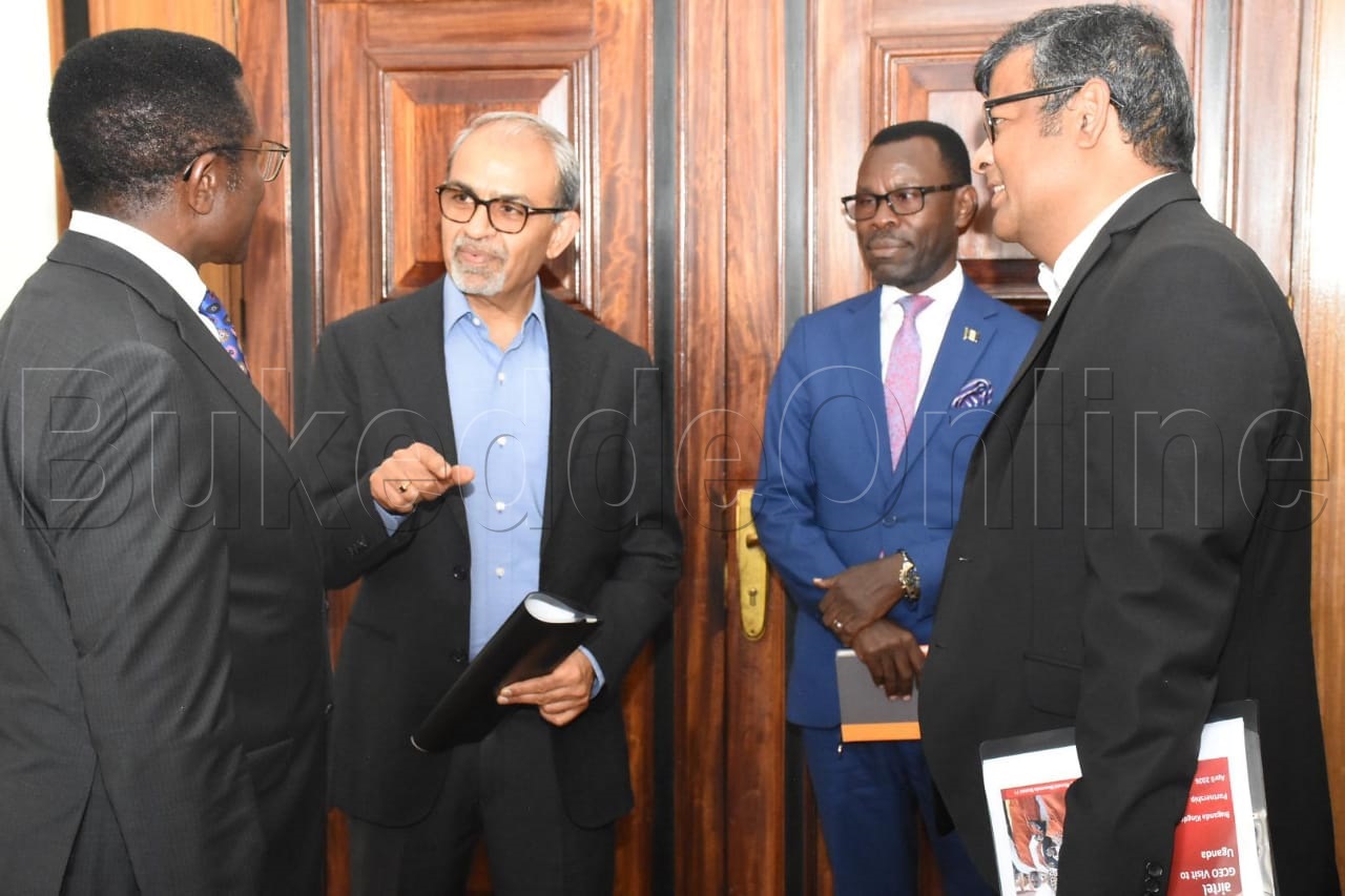 Katikkiro Mayiga (ku kkono) ng'awuliriza Sunil Taldar (Owookubiri ku kkono) akulira Airtel mu Africa abadde amukyaliddeko mu ofiisi ye e Bulange- Mmengo. Ku ddyo ye Soumendra Sahu akulira Airtel mu Uganda wamu ne Maj. Herbert Ndiwalana. EKIF Dickson Kulumba