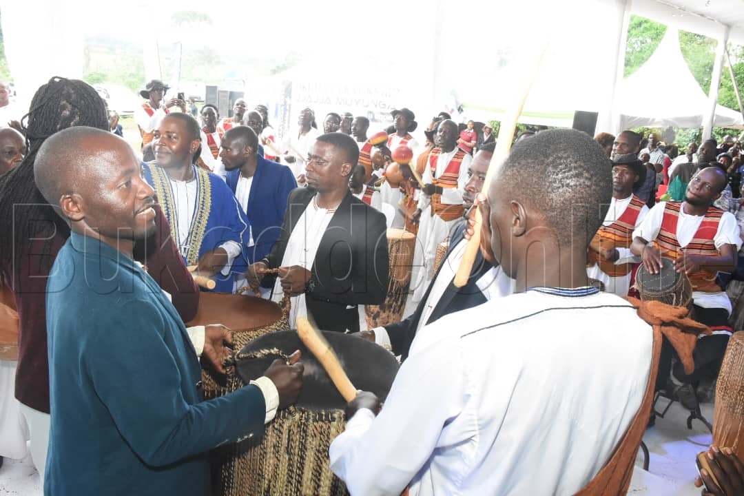 Omutaka Kannyana ng'akuba engoma