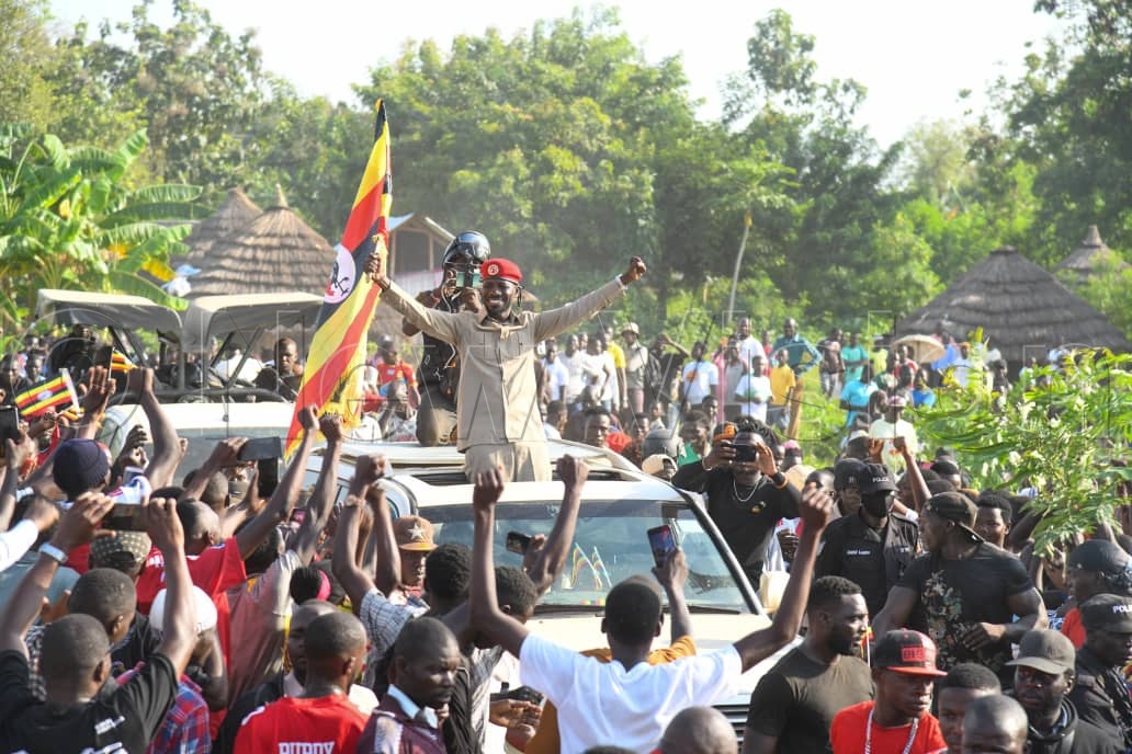Robert Kyagulanyi welcomed by supporters at his campaign rally. (Credit: Ponsiano Nsimbi)