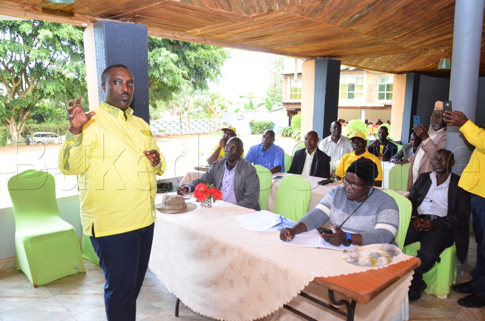 Akulira abaazirwanako ng'ayogera