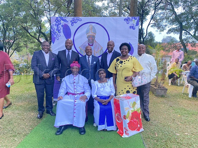 Ssaabalabirizi Stephen Kaziimba ne mikwanogye abeetabye ku kabaga