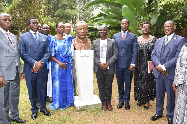 Katikkiro Mayiga ne team ye yonna nga bali e Makerere