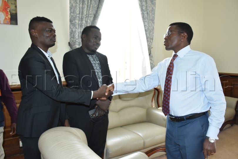 Katikkiro Mayiga ng'ayaniriza Ssuuna Ben ne Mbazira Tonny mu ofiisi ye