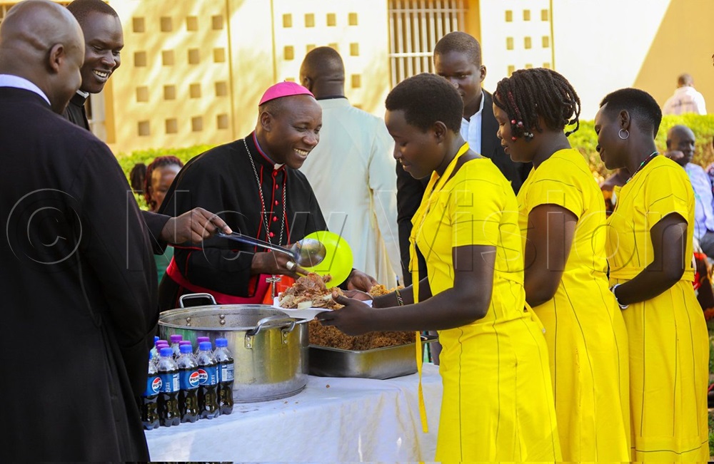 Serving food. (Credit: Habert Eyoku)