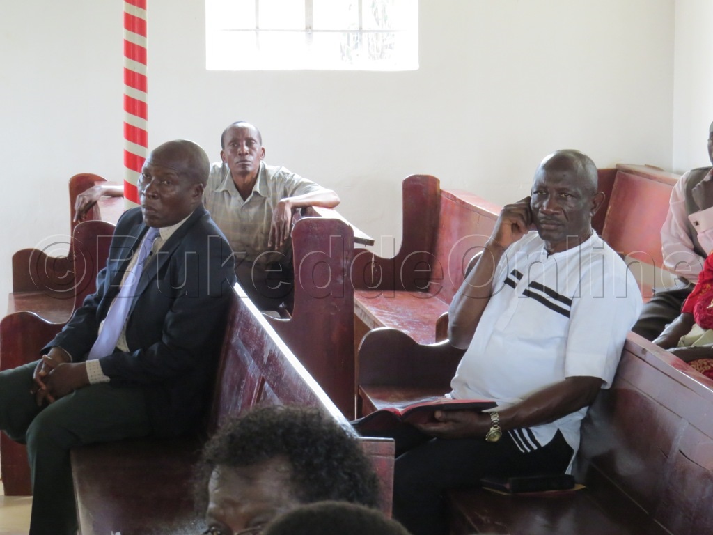 Brig. Gen. Kinaalwa (ku ddyo) ne Nelson Kanyike Omukubiriza W'Obusaabadinkoni Bw'e Ndeeba Mu Bugerere.