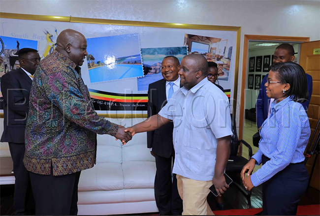 Omwami wa Nambooze ng'abuuza ku minsita OKello Oryem