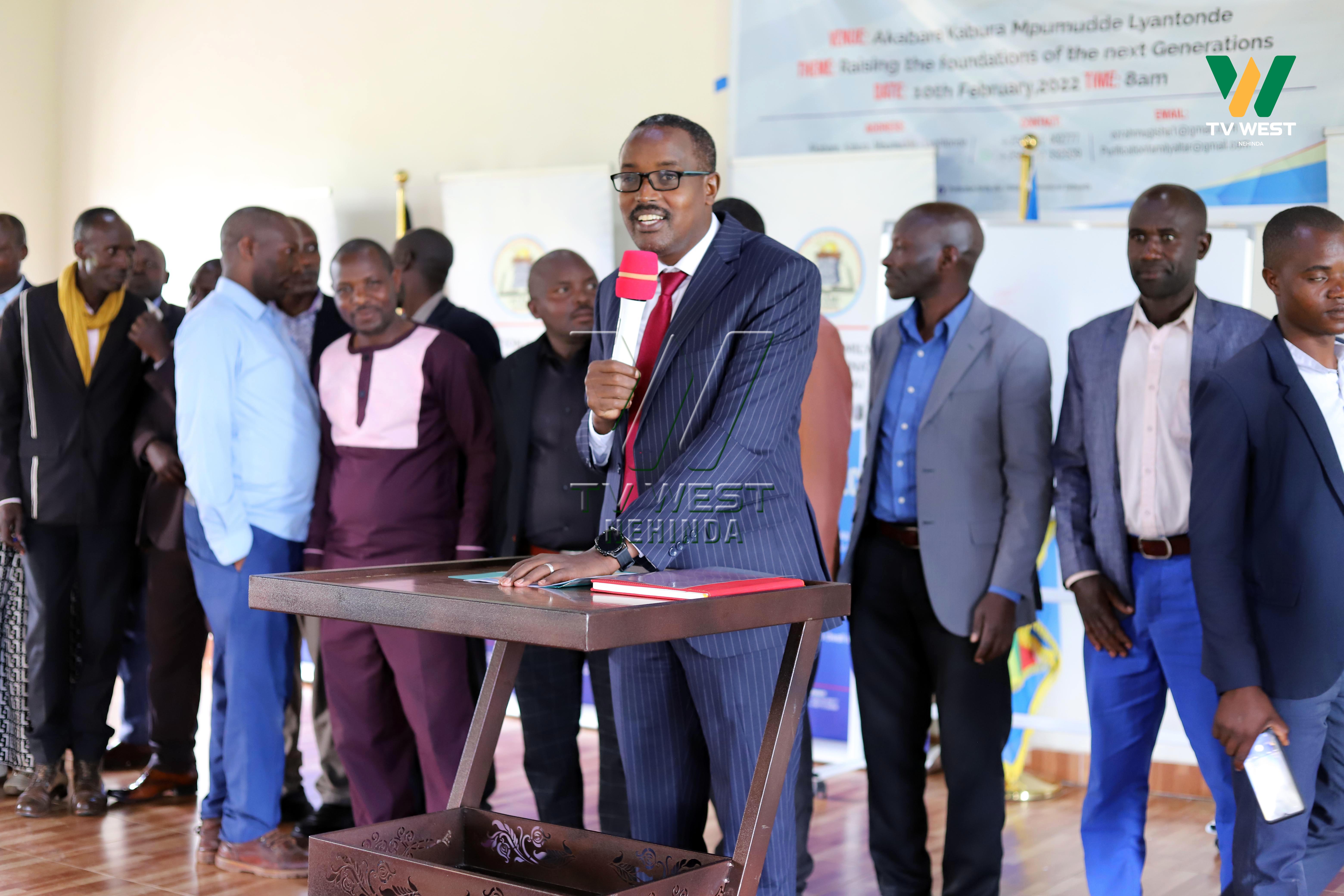 Paasita Mugisha arikwegyesa abeembezi b'amakanisa g'abajunwa. PHOTO: SSENGENDO ABDULKARIM