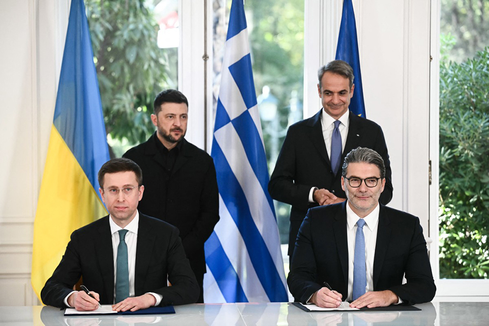 New CEO of Naftogaz of Ukraine Sergii Koretskyi (L) and CEO of Public Gas Corporation of Greece (DEPA) SA Konstantinos Xifaras (R) pose after signing deals during a signing ceremony between Greece's Prime Minister Kyriakos Mitsotakis (R back) and Ukraine's President Volodymyr Zelensky in Athens, on November 16, 2025.