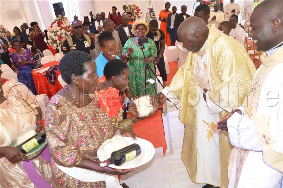 Fr. Edward Mukasa Ssebukoola Nga Nnyina Immaculate Nabbuto (ggomesi Emmyufu) Ng'amukwasa Ebirabo Bya Mmisa.