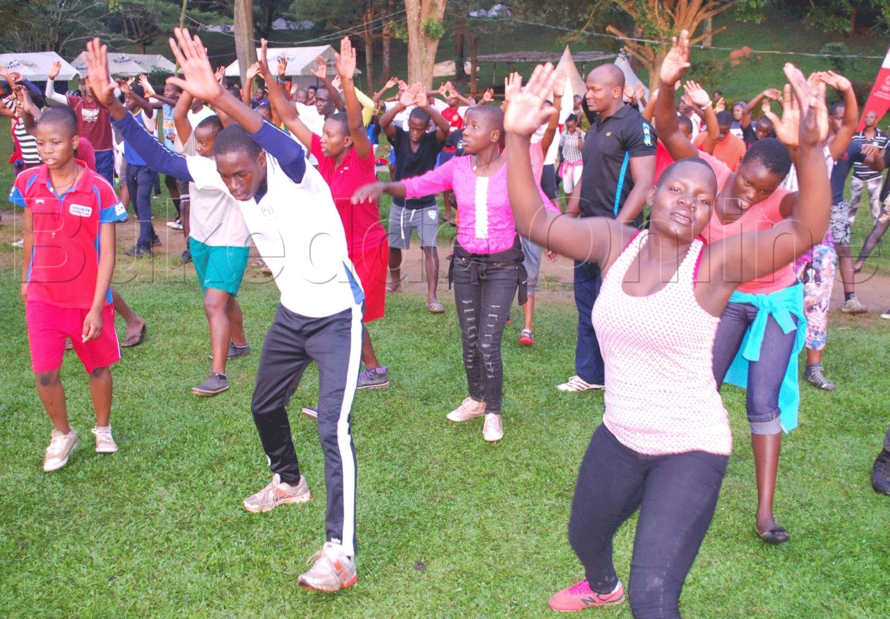 Abantu nga bakola dduyiro okulwanyisa endwadde ezivaako okuzimba ebigere