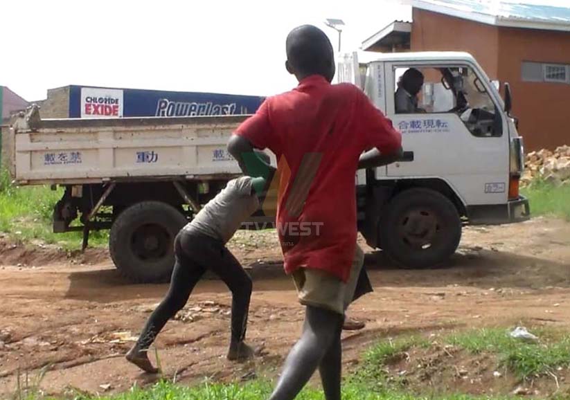 Abeebembezi n'abatuura omu disiturikiti ya Kyegegwa berarikiriire ahabw'omubaro gw&rsquo;abaana abarikutuura ahanguuto okweyongyera.