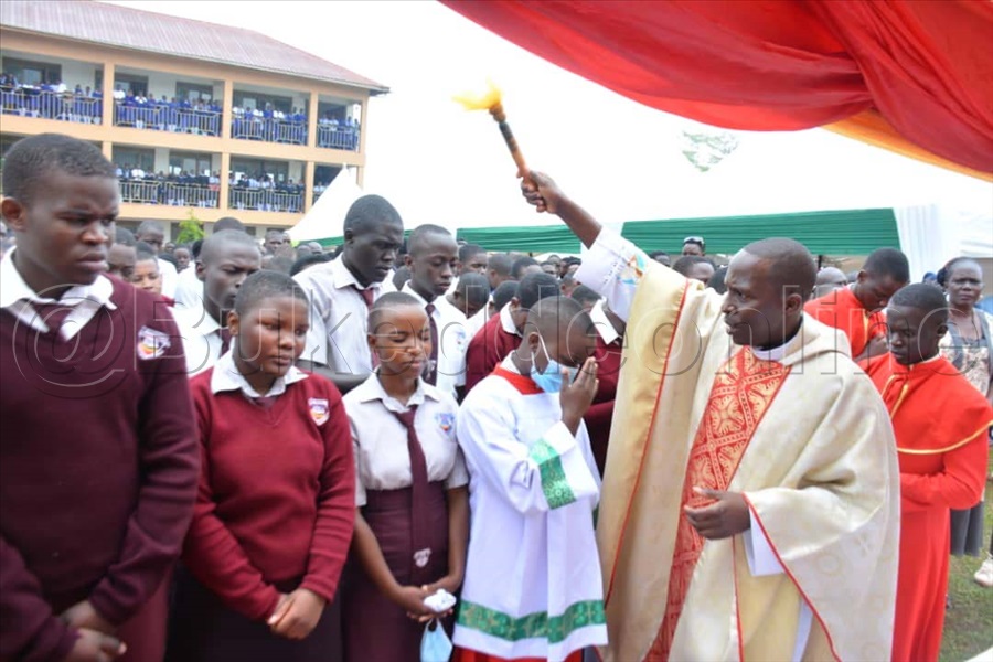 Fr. Masaaba Ng'awa Abayizi Abalindiridde Okukola Ebigezo Omukisa.