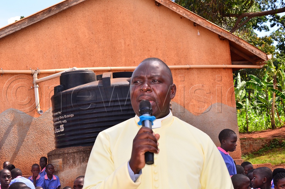Munobwa briefs the bishop on the teachers&rsquo; accommodation challenges at Nakanyonyi Primary School in Jinja City&rsquo;s Northern Division on Friday. (Credit: Jackie Nambogga)