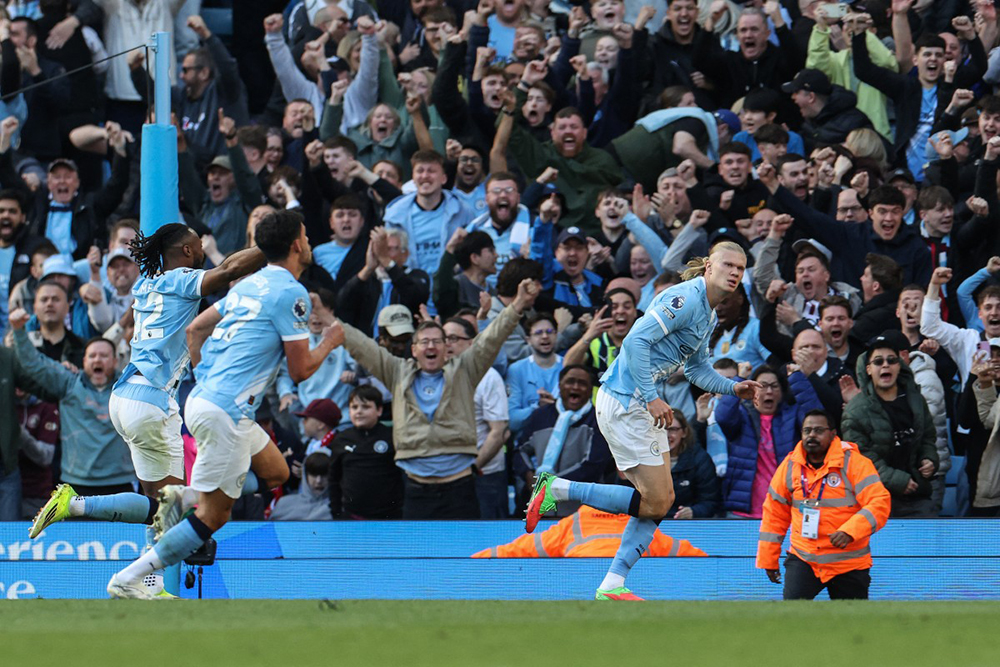 Manchester City's Norwegian striker #09 Erling Haaland (R) celebrates after scoring his team's second goal during the English Premier League football match between Manchester City and Arsenal at the Etihad Stadium in Manchester, north west England, on April 19, 2026. 