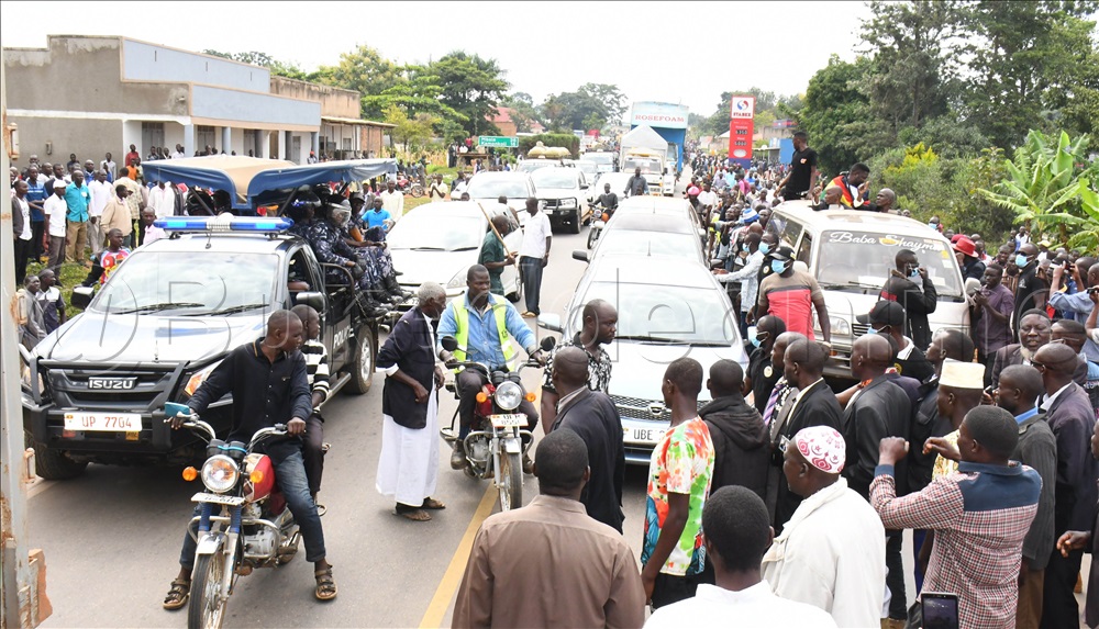 Poliisi Ng'eyita Ku Bantu Okwelula Ekkubo Bwe Yabadde Tennaba Kukuba Ttiyagaasi Mu Bantu Okubagumbulula Mu Luguudo