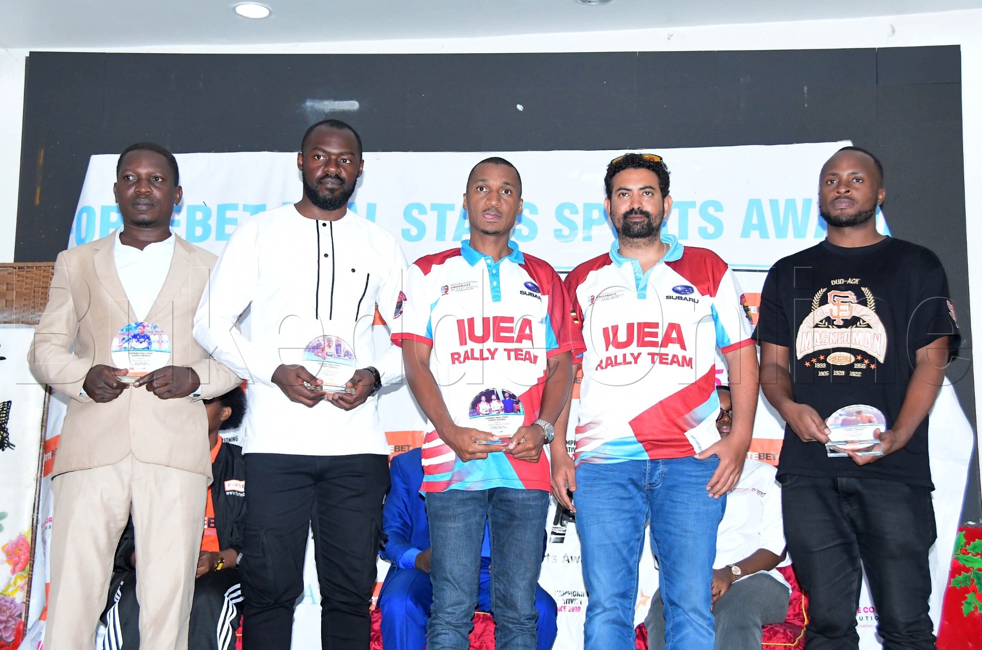 Abawanguzi mu miteeko egy'enjawulo nga bakwasiddwa engule zaabwe