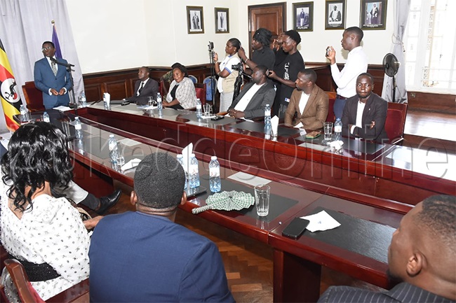 Katikkiro Mayiga ng'ayogerako eri Bannabitone abakyadde e Mmengo