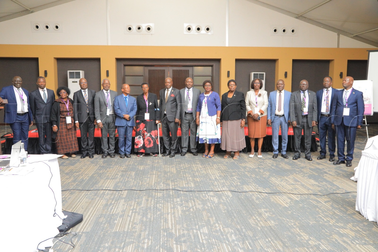 MNinisita JC Muyingo ng'ali n'abakungu abalala