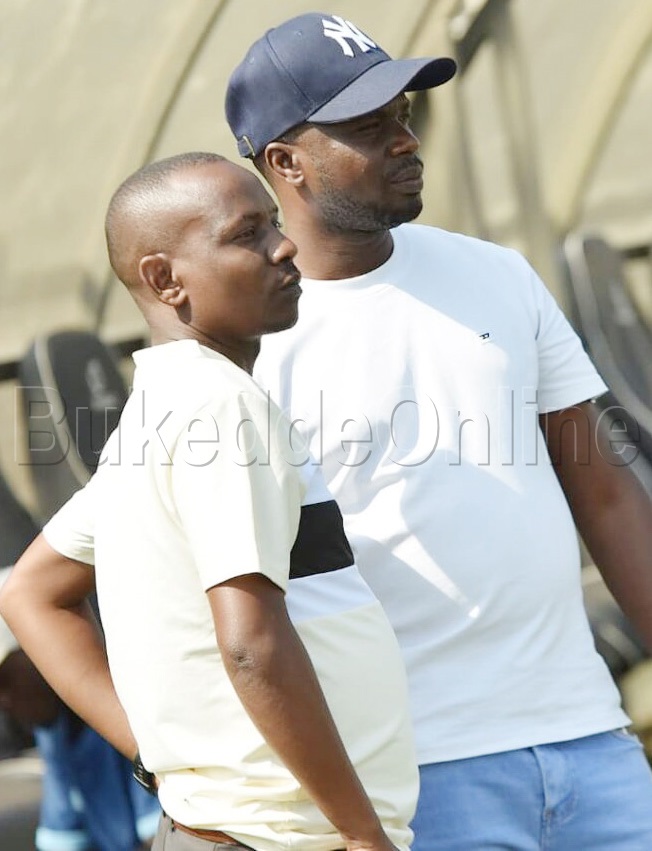 Ssekabuuza (ku kkono) ne Man Jo.