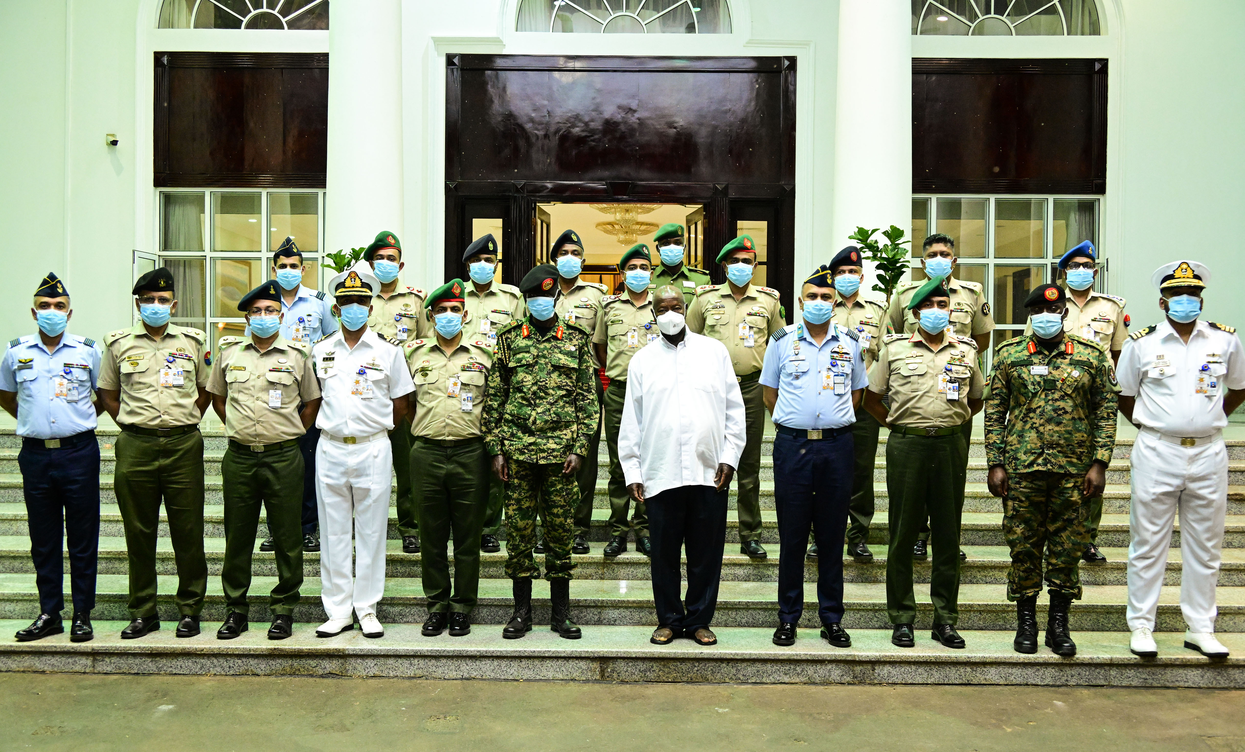 Purezidenti Museveni arikuteeza ekishushani n'abaserukare b'eihanga erya Bangladesh aha maka g'obwa Purezidenti, Entebbe aharwakashatu ebiro 11.09.2024.