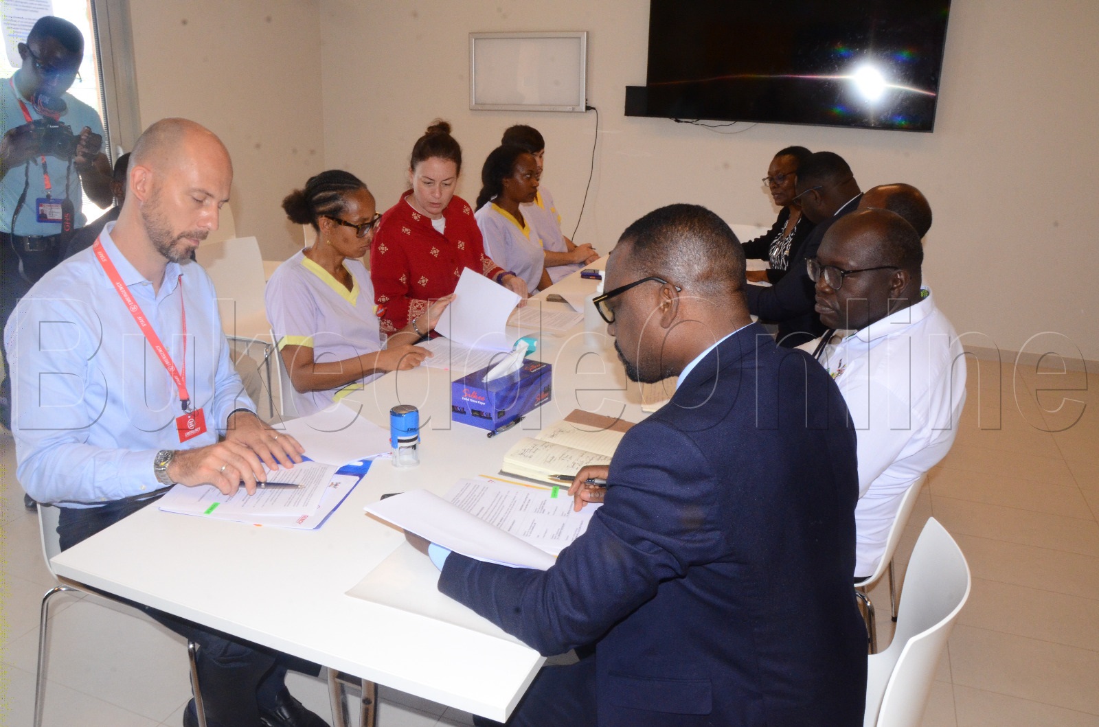Giacomo Menaldo akulira eddwaliro lya Children's Surgical Hospital wamu ne Ass.Prof okuva e Makerere Bruce Kirenga nga bateeka omukono ku ndagano ekakasa enkolagana etandikibwawo okutendeka abayizi