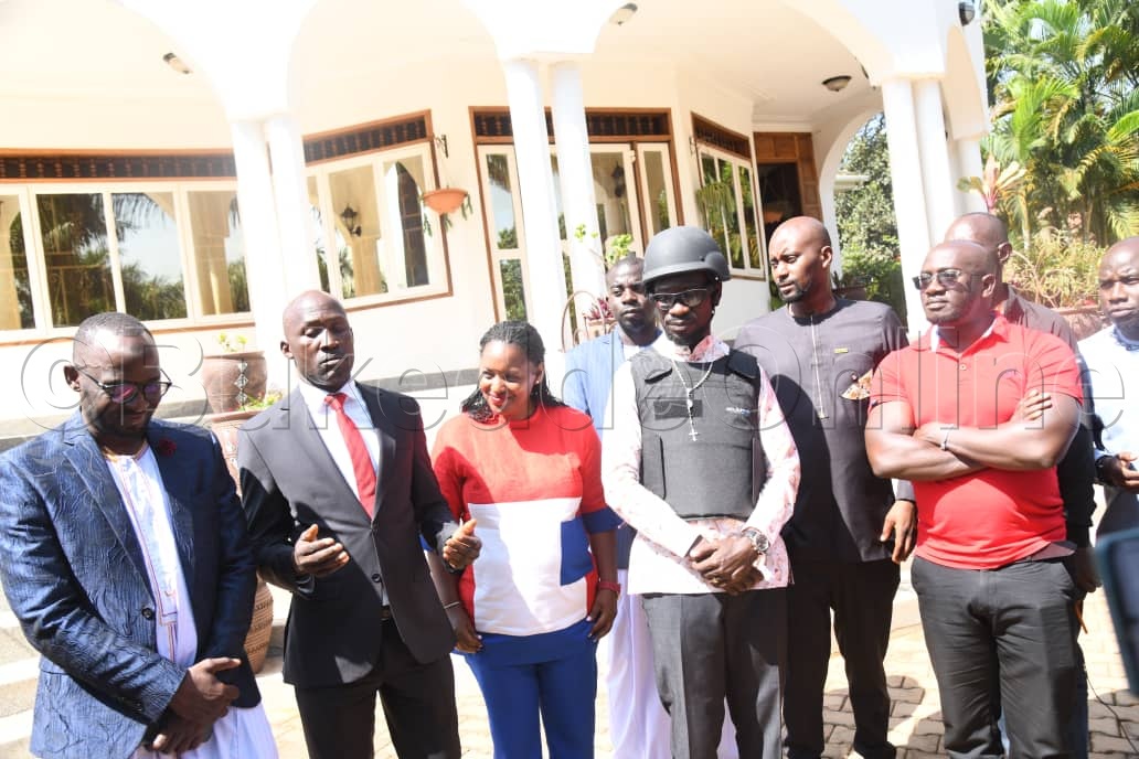 Kyagulanyi n'abamu ku babaka abaabadde awaka we.