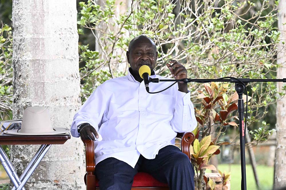 Purezidenti Museveni arikugambaho na ba Minisita kuruga South Africa..(Photo by PPU)