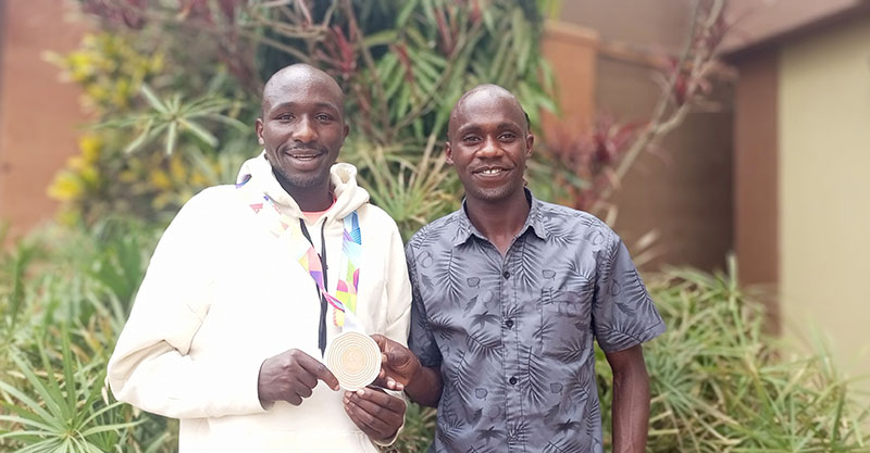 Jacob Kiplimo (ku ddyo) ne muto we Oscar Chelimo