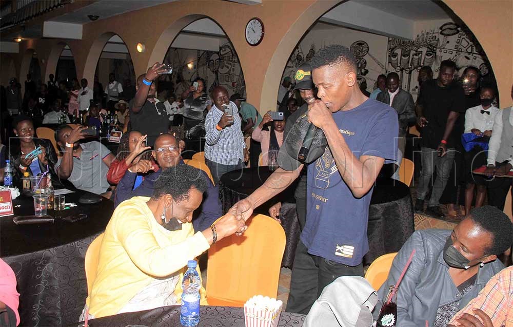 Chameleon ng'abuuza ku maama wa Bebe Cool