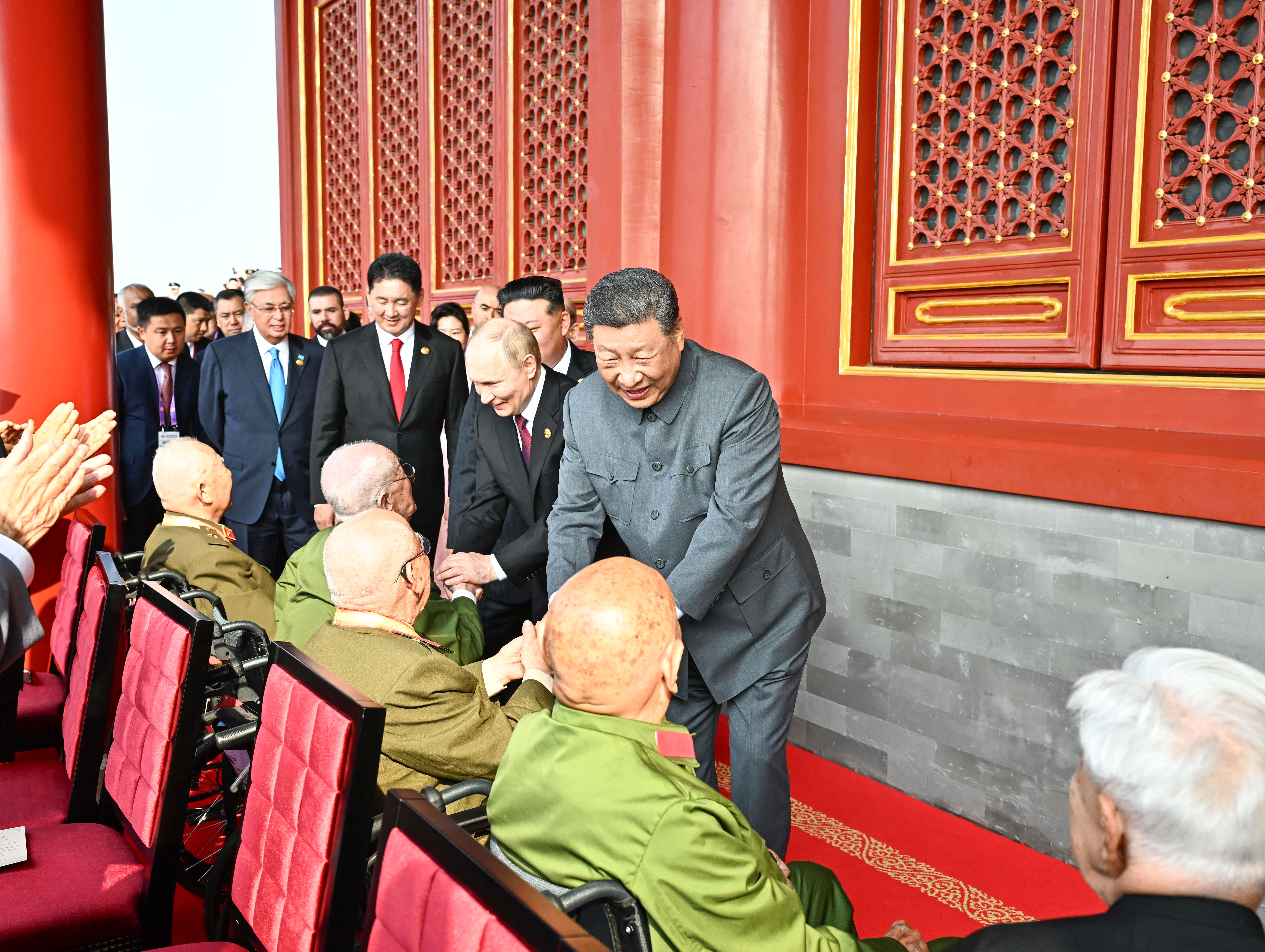 Chinese President Xi Jinping shakes hands with war veterans at Tian'anmen Rostrum in Beijing, capital of China, Sept. 3, 2025. (Xinhua/Yan Yan)