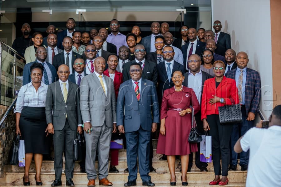 Nobert Mao ng'ali wamu n'abessigga eddamuzi