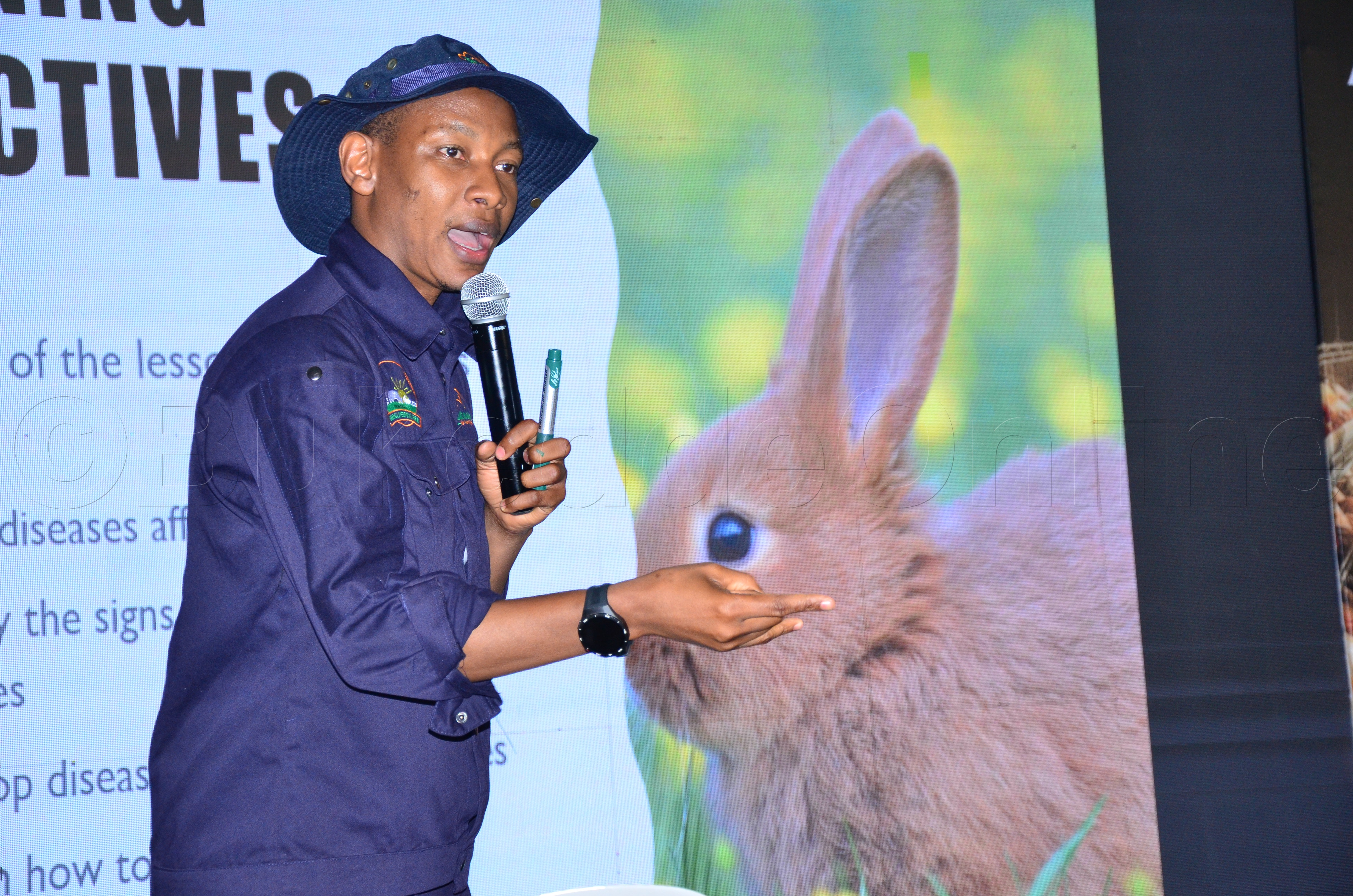 Mukasa ng'asomesa abantu ku nnunda y'obumyu ey'omulembe