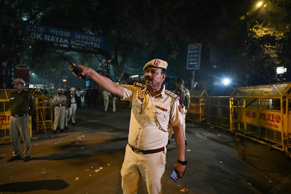 A police personnel gestures outside the Lok Nayak Hospital in New Delhi on November 10, 2025. Indian fire officers reported casualties on November 10, after fire engulfed several vehicles near New Delhi's landmark Red Fort.