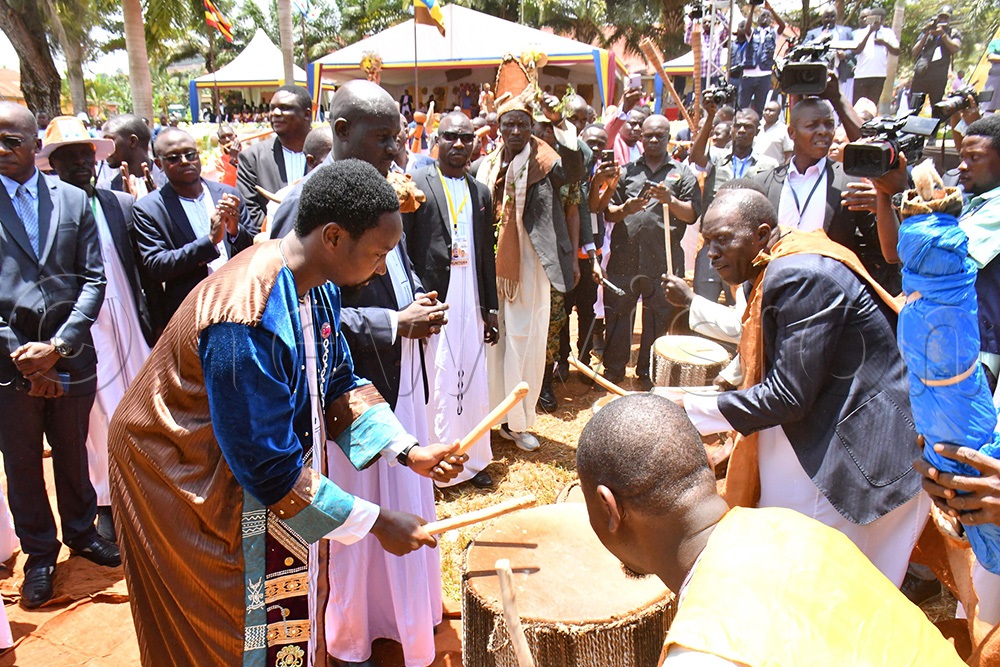 Kyabazinga William Gabula Nadiope IV (left) sounding a Royal Drum while at his 11th Coronation Anniversary event at Busoga Kingdom headquarter ground on Saturday, September 13, 2025 in Jinja City. (Photo by Donald Kiirya)