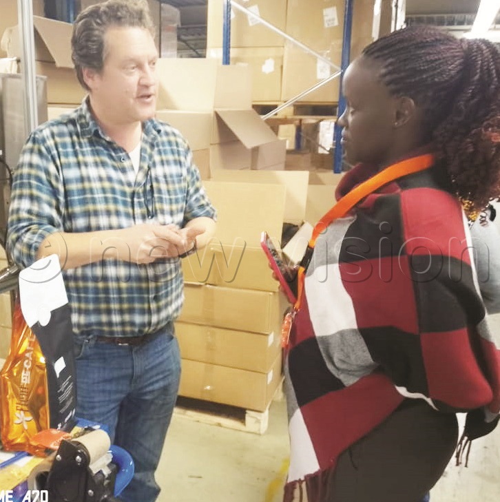 Nandudu talking to Mart Steenhuis of Fleur de cafe.
