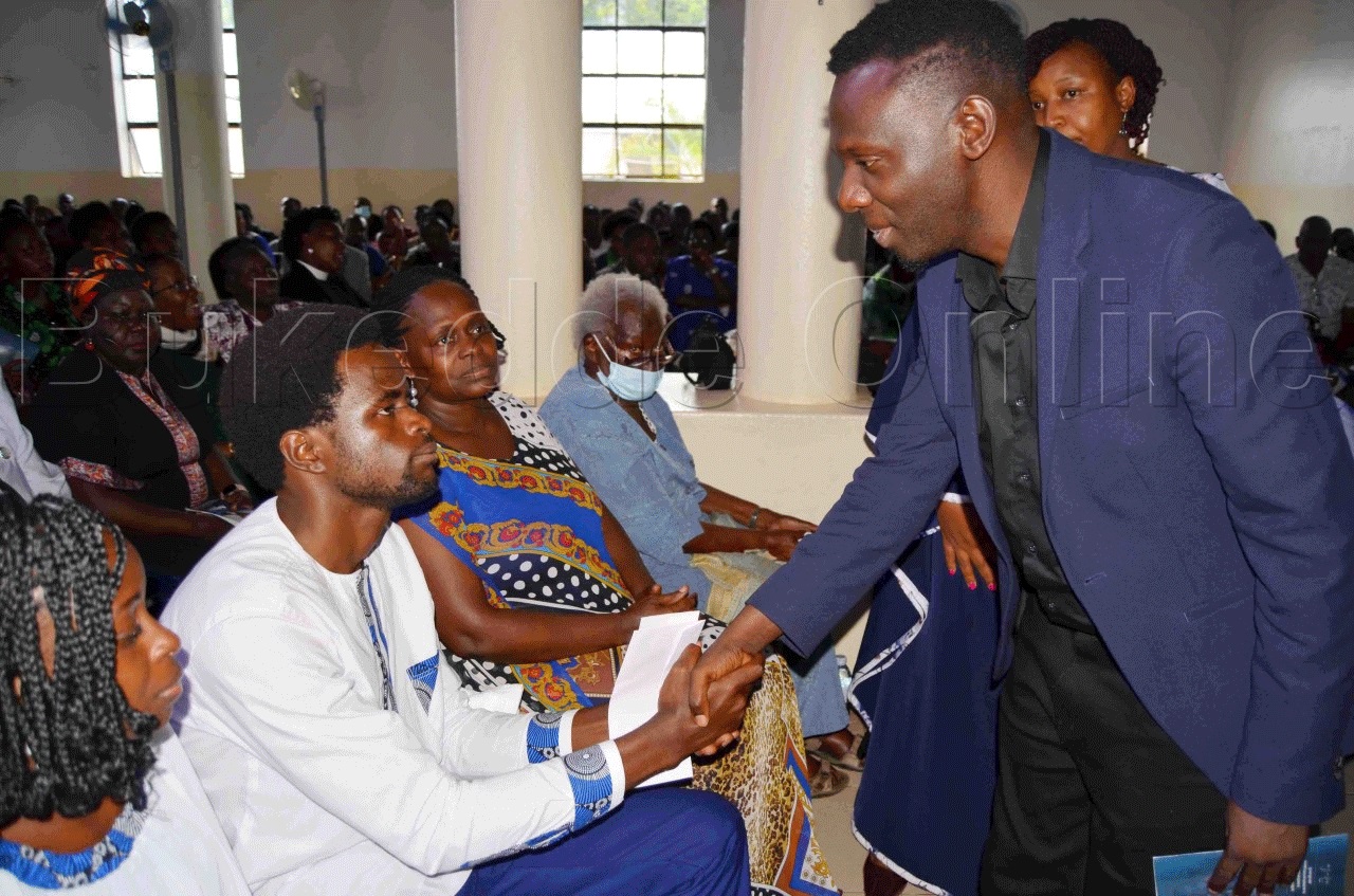 Pastor Wilson Bugembe ng'abuuza ku bakungubazi