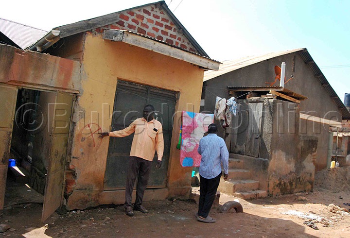 Ssentebe Ssengendo Ng'alaga Agamu Ku Mayumba Agagenda Okukosebwa Mu Nteekateeka Y'okukola Oluguudo Kyokka Nga Bannyinigo Tebannasasulwa.