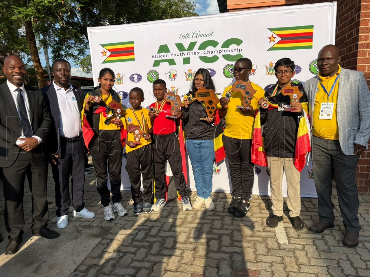 Bamusaayimuto nga bakutte emidaali gyebaawangudde, ku kkono ye Emanuel Mwaka president wa UCF, ku ddyo ye Patrick Ojok eyakulemberamu ekibinja