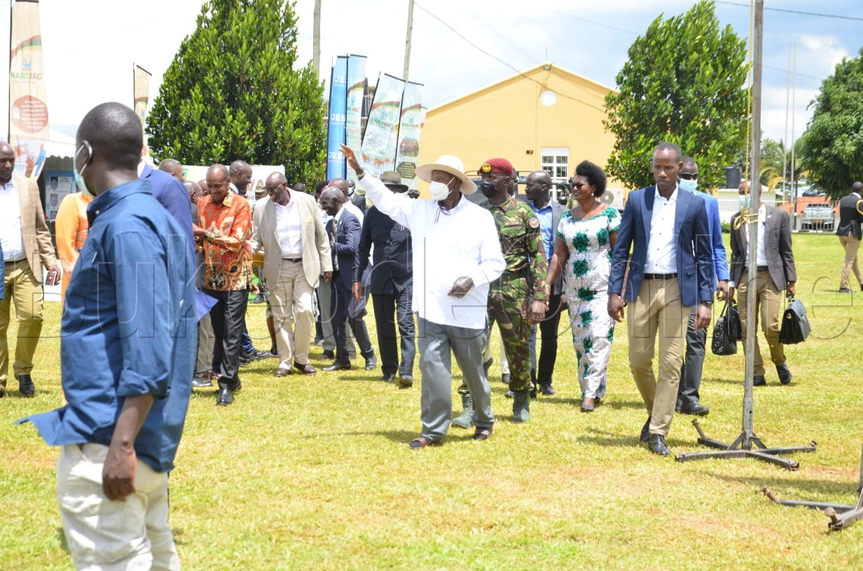 Pulezidenti Museveni ng'atuuka e Namulonge